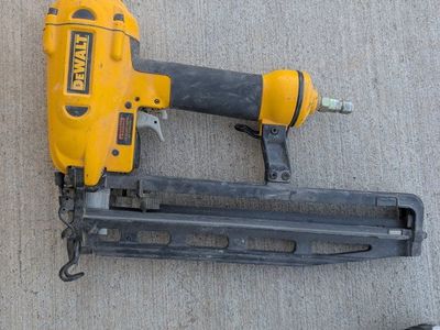 DEWALT D51256 16 Gauge 2-1/2" Finish Nailer Air-Powered Nail Gun Tool