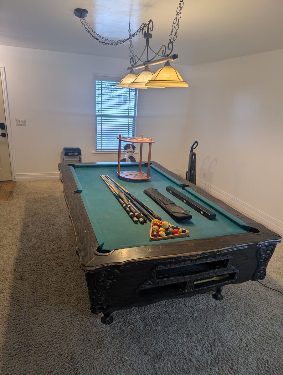 Pool table 8' slate with accessories / auto ball return