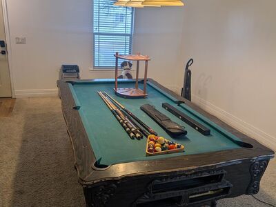 Pool table 8' slate with accessories / auto ball return