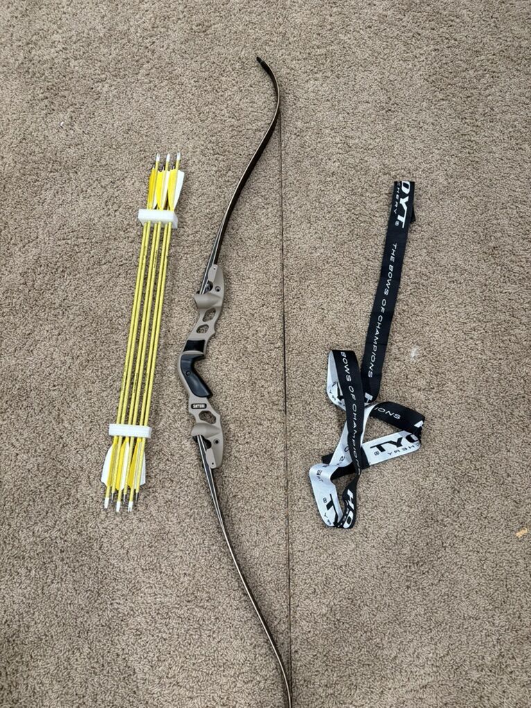 Hoyt Satori 17 Riser w/ Limbs, String, Arrows Etc