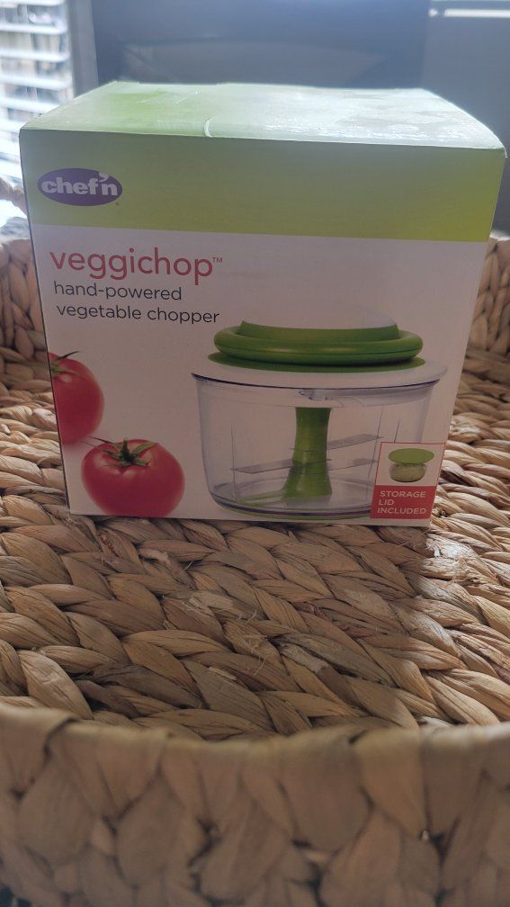 Chef'n VeggiChop Hand-Powered Vegetable Chopper - New in Box with Storage Lid