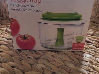 Chef'n VeggiChop Hand-Powered Vegetable Chopper - New in Box with Storage Lid