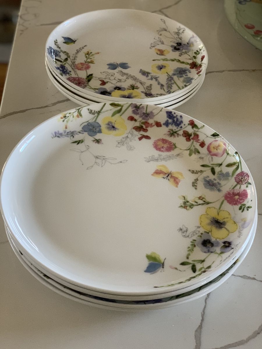 So pretty Mikasa like new Jolie 4 dinner and 4 salad plates