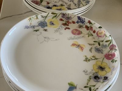 So pretty Mikasa like new Jolie 4 dinner and 4 salad plates