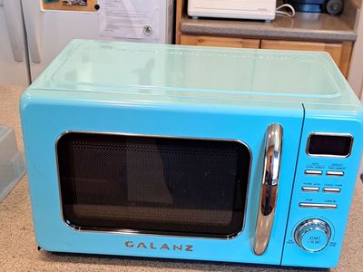 Galanz Retro Countertop Microwave Oven .7 cu ft Blue