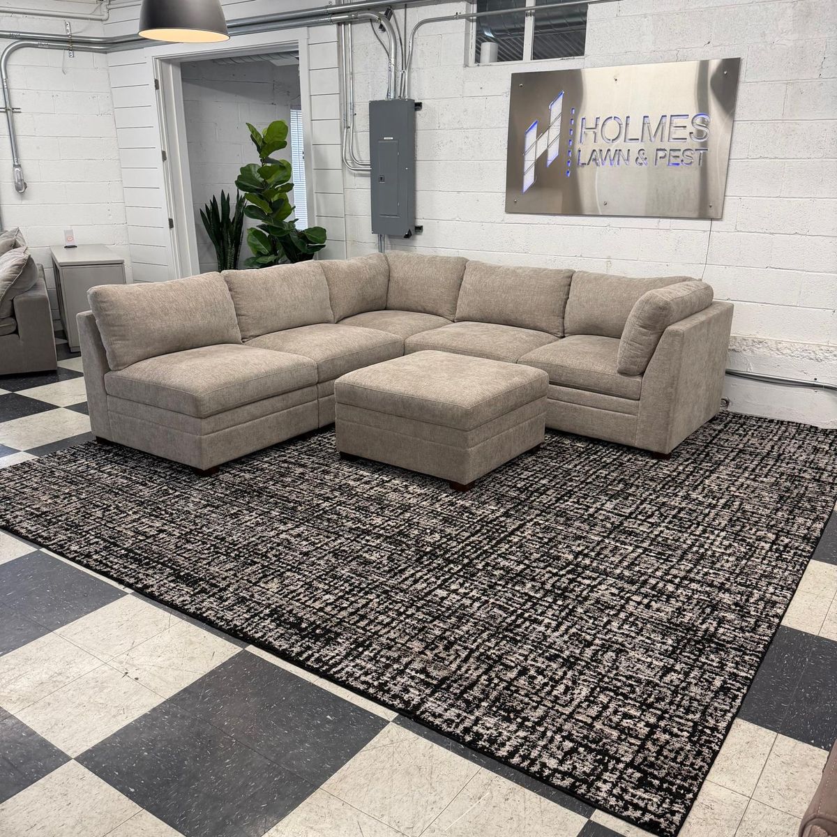 LIKE NEW!! COSTCO THOMASVILLE TISDALE 6-PIECE FABRIC MODULAR SECTIONAL W/ STORAGE OTTOMAN, TAUPE!!