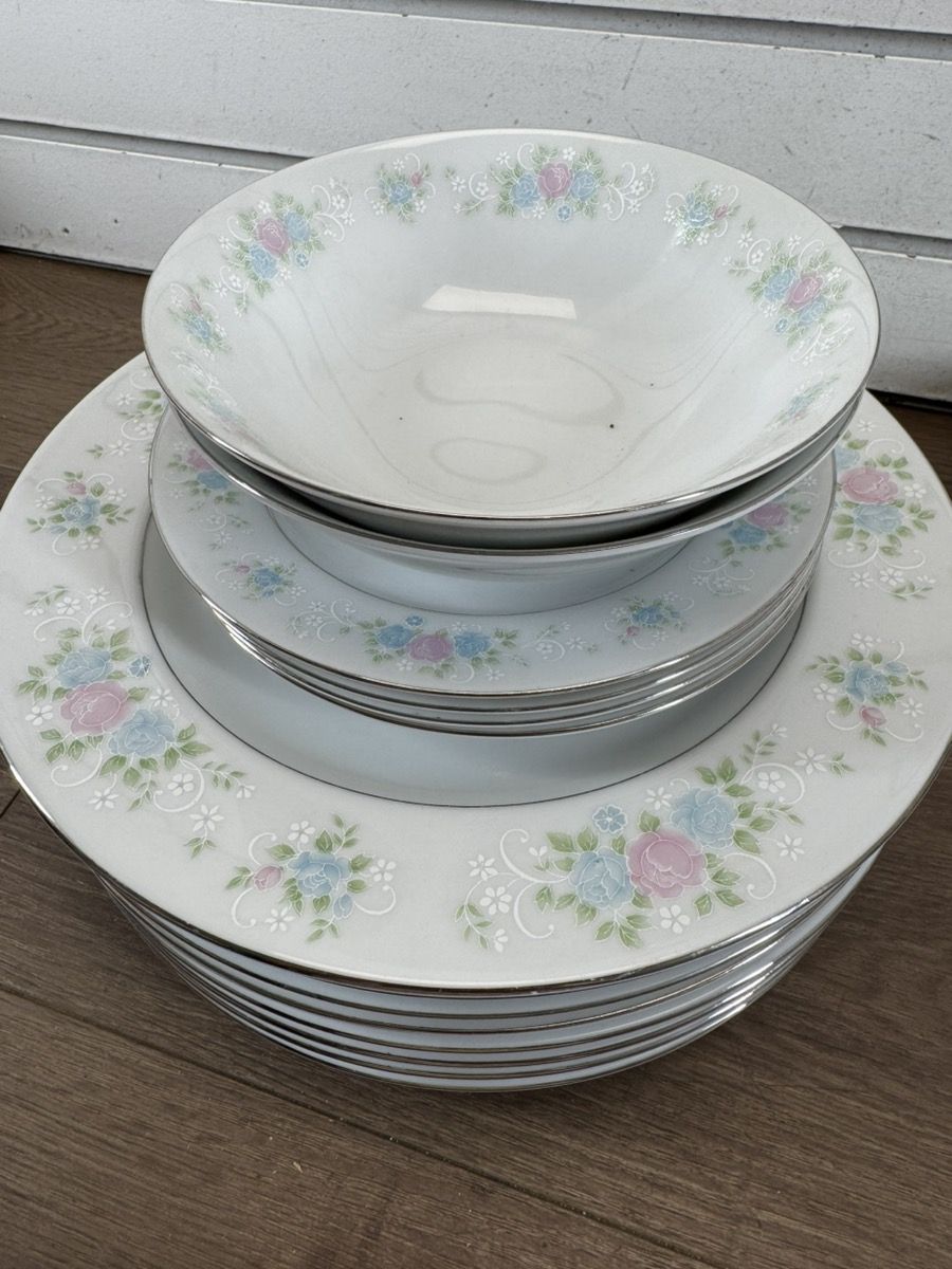 22 Piece China Flatware Set #WCP027767