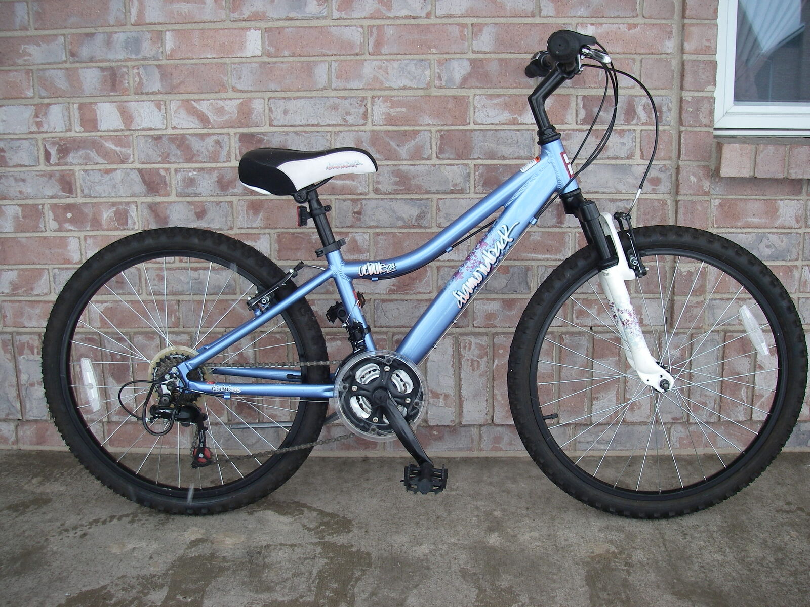 LIKE NEW, GIRLS / WOMENS 24" ALUMINUM DIAMONDBACK OCTANE MOUNTAIN BIKE, 21-SPEED, SHOCKS, BLUE