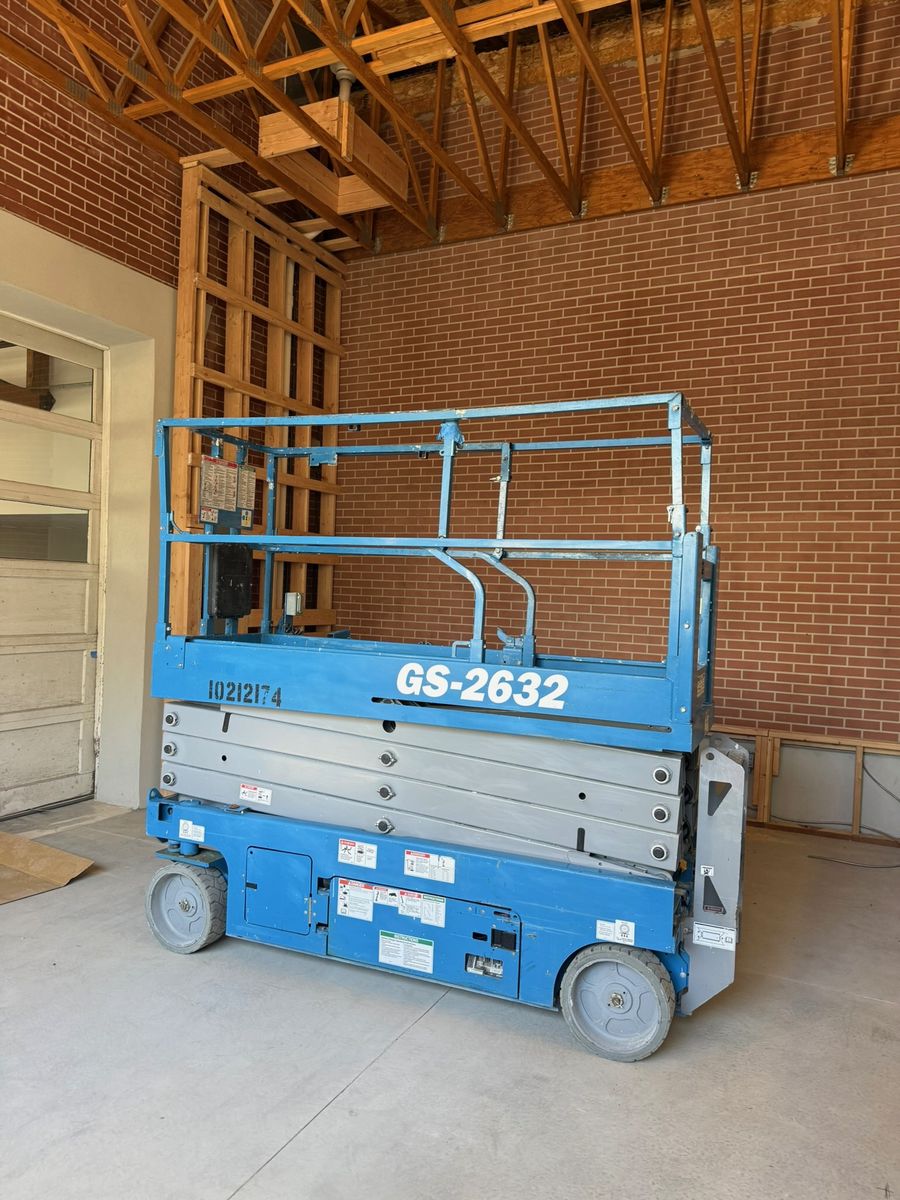 SCISSOR LIFT 19 - 26 - 32FT.    RENTAL