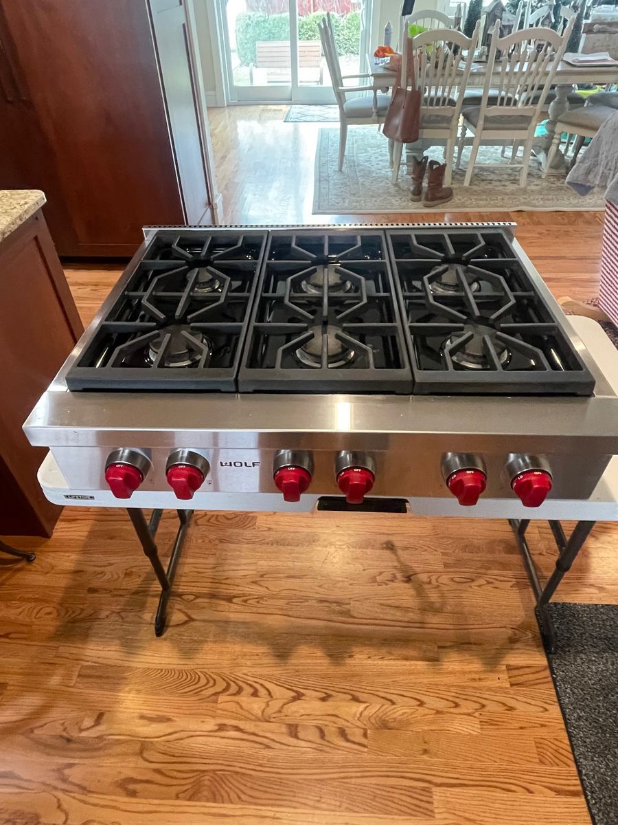 Wolf 36" Professional Gas Rangetop SRT366 – Red Knobs – Natural Gas – Excellent