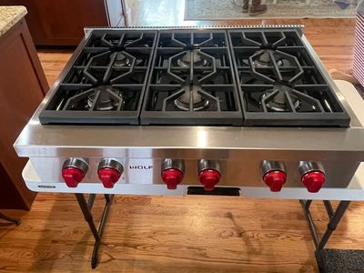 Wolf 36" Professional Gas Rangetop SRT366 – Red Knobs – Natural Gas – Excellent