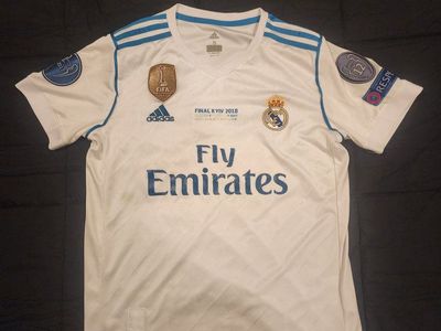 (Adult S) Real Madrid Ronaldo #7 Authentic home jersey.