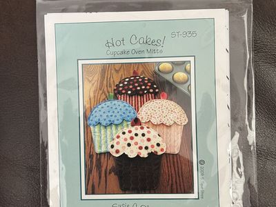 Cupcakes Oven Mitts Pattern- Susie C. Shore - Super Cute