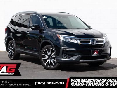 2022 Honda Pilot Touring w/Rear Captain's Chairs