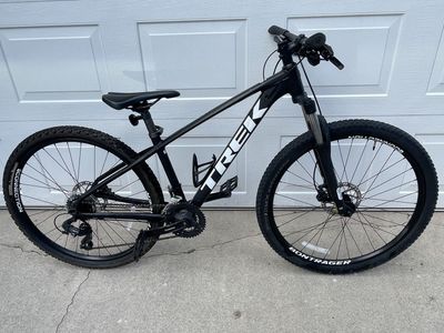 Trek Marlin 5 Mountain Bike Black 27.5 Inch Wheels