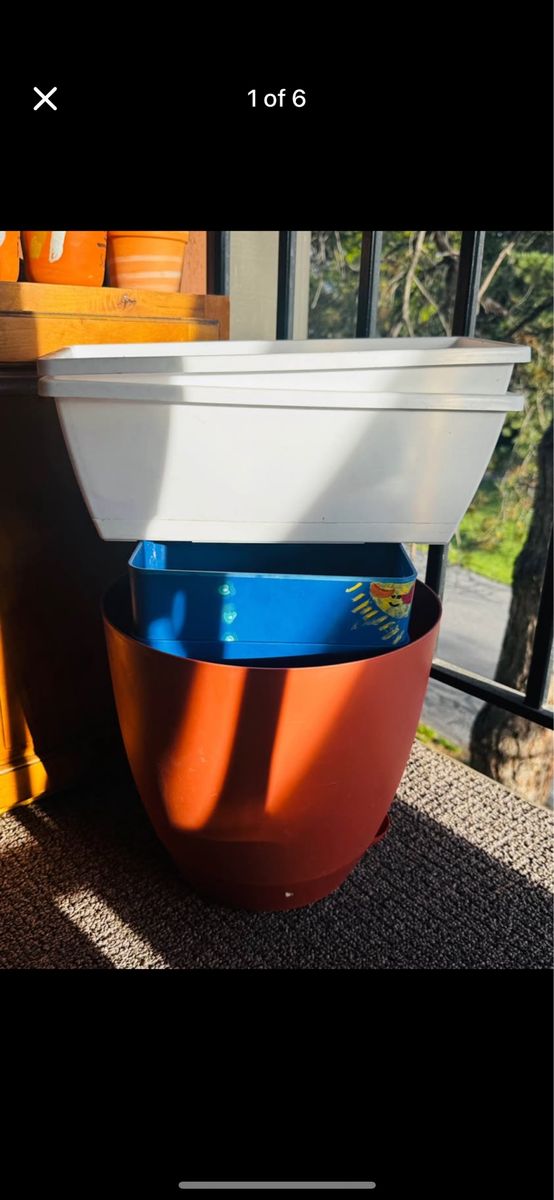 5 large plastic plant pots in different sizes