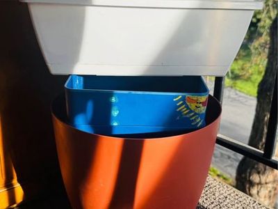 5 large plastic plant pots in different sizes