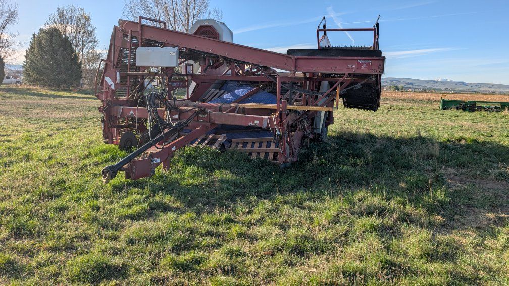 spudnik 4-row harvester