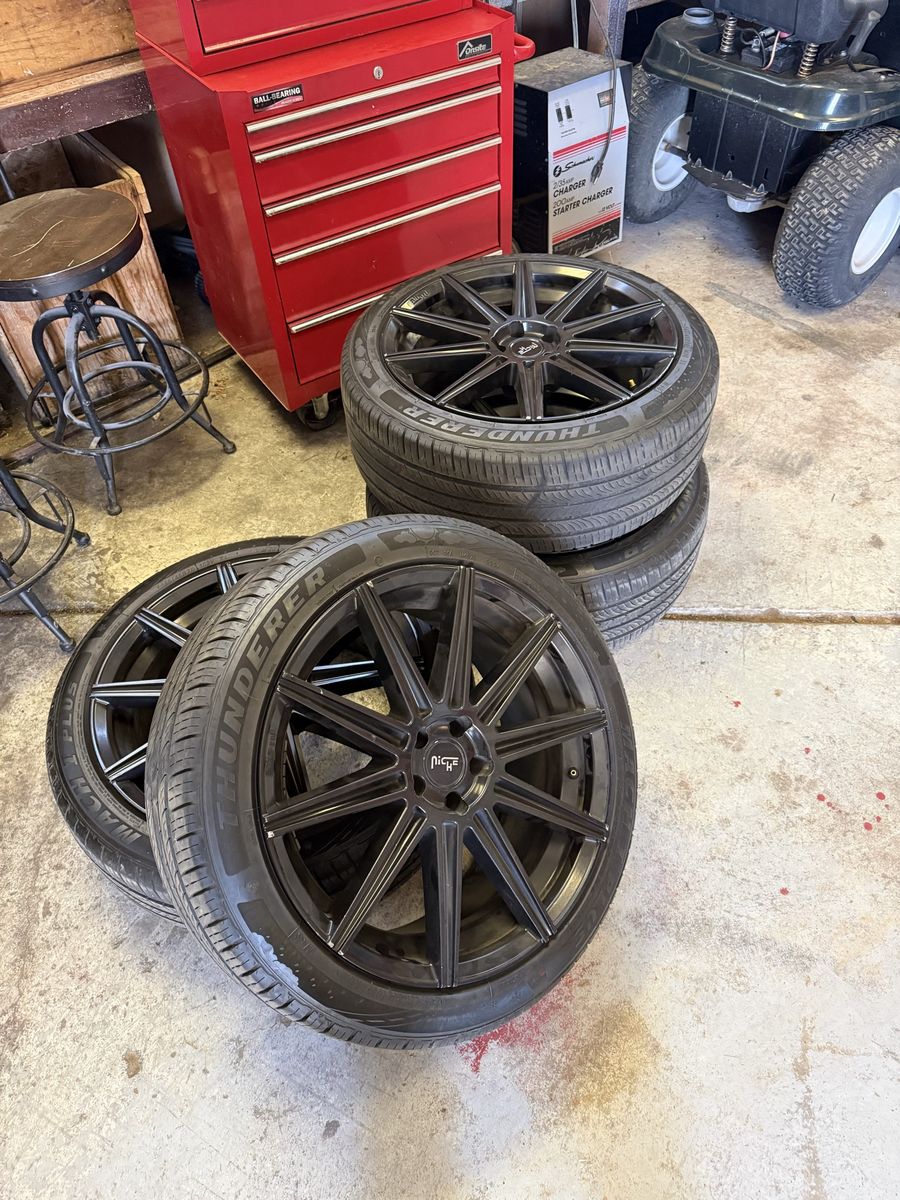 Ford Maverick Wheels and Tires - Niche Thunderer