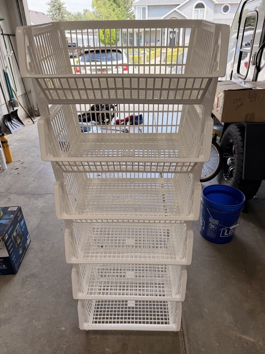 Stacking storage crates