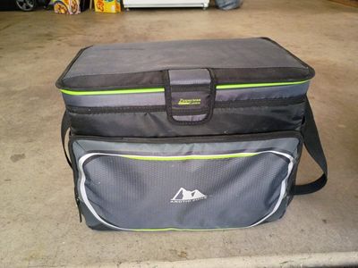 Arctic Zone Zipperless ColdLok Soft Sided Cooler/Lunch Bag with Removable SmartShelf