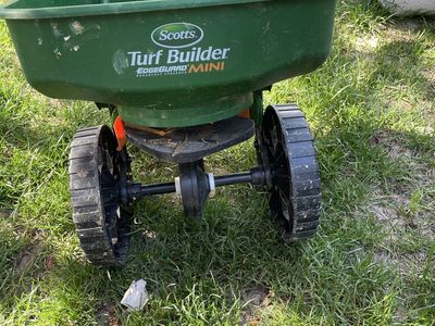 Scott’s edgegard mini spreader