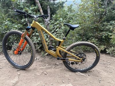 2022 Santa Cruz Bronson Size Small