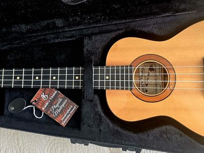 Kanile'a Tenor Deluxe Ukulele