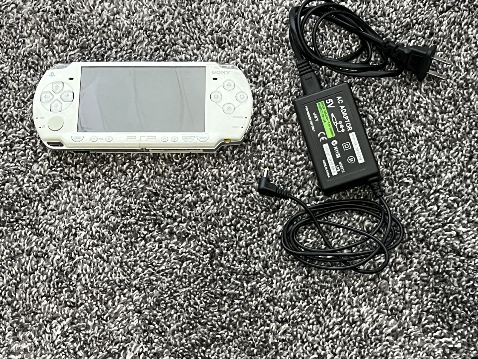 Sony PSP-2001 White W/ Charger (2400 mAh, Modded)