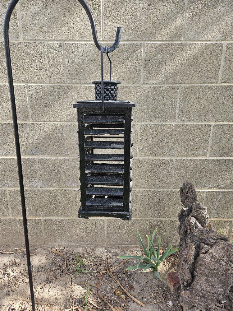 Hook and lantern yard decoration