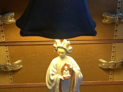 Vintage 1950s Figural Oriental Chalkware Lamp