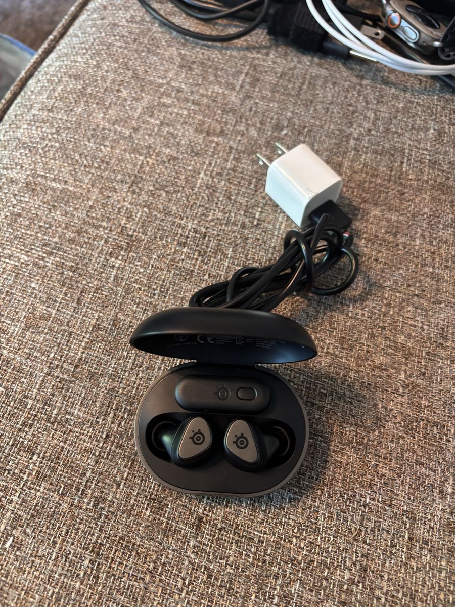 SteelSeries In-Ear Mobile Gaming Headset Earbuds with Charging Case and Charger in good working condition