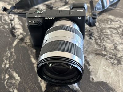 Sony Alpha a6400 camera + Sony Alpha SEL18200 E-mount 18-200mm F3.5-6.3 OSS Lens