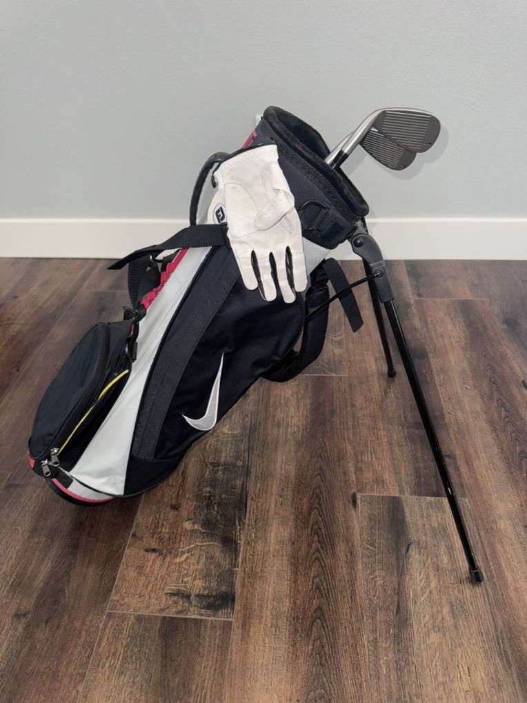 Rare Tiger woods Junior Golf Bag & Clubs