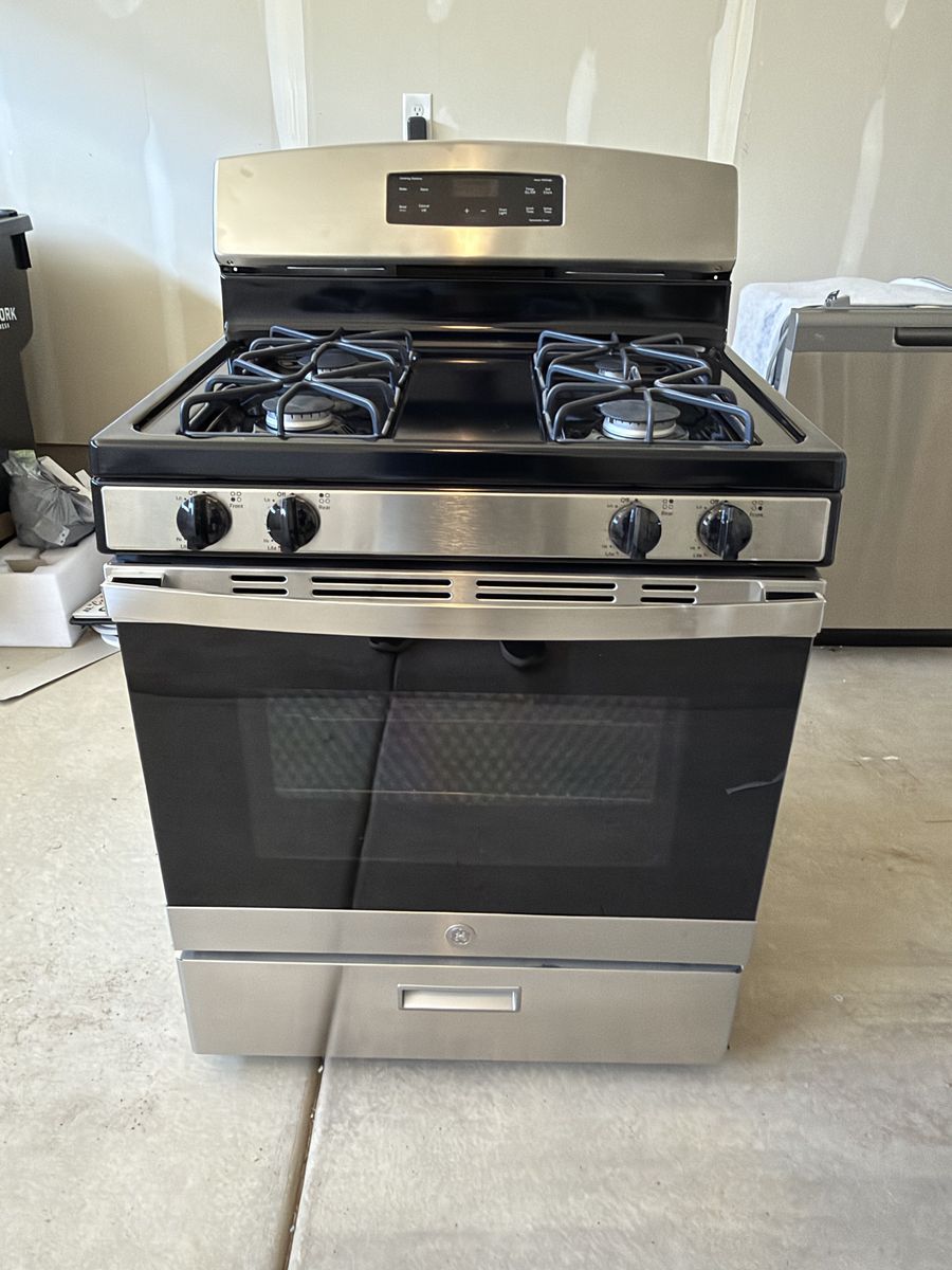 New GE Appliances Stainless Steel Gas Range with Griddle Burner JGBS60REK9SS