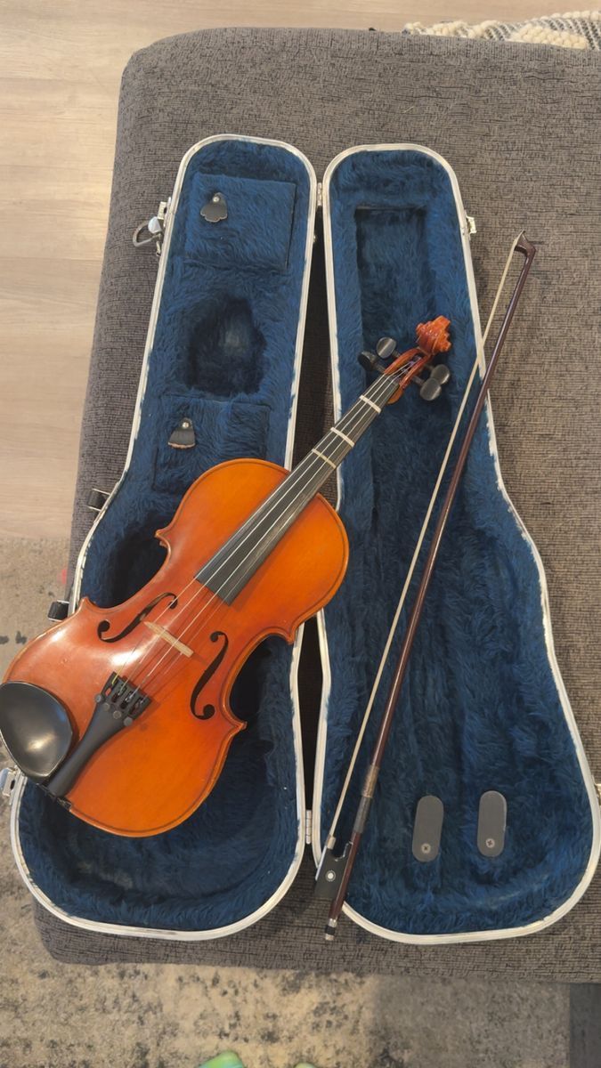 Suzuki 220 3/4 Size Violin – Complete Set (Case + Bow)