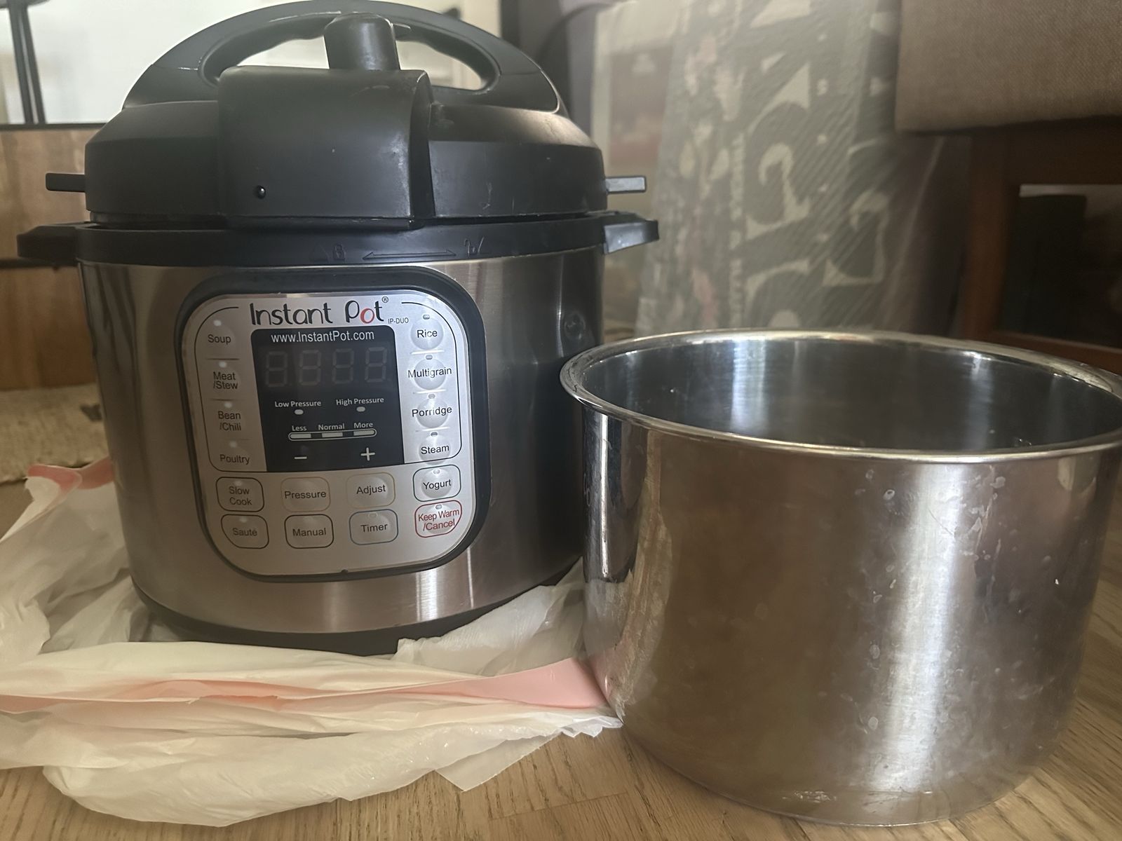 Instant pot with extra seals and an extra pot insert
