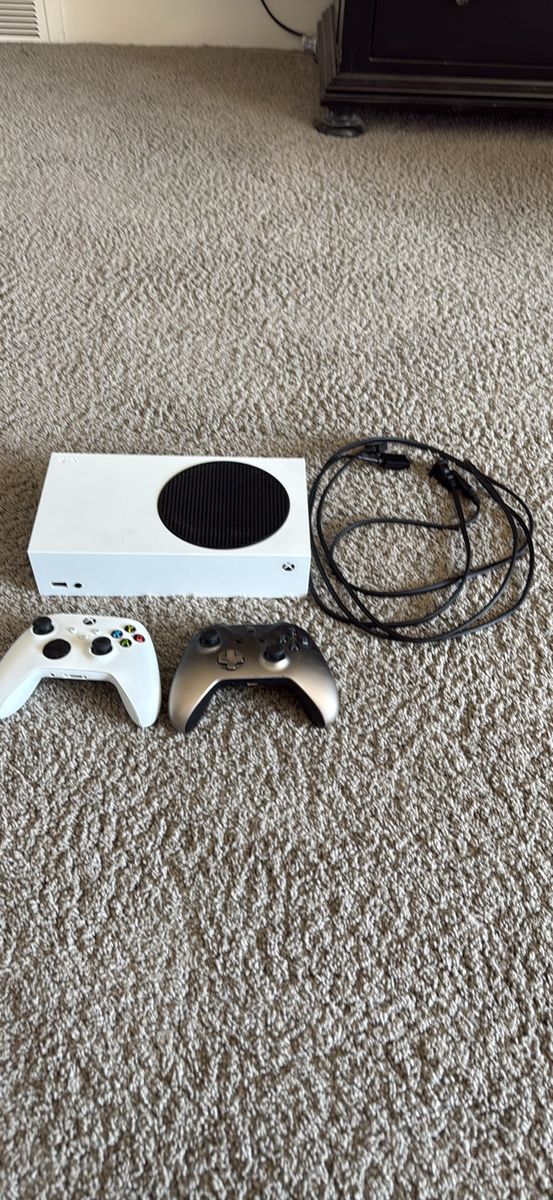 Xbox Series S 512GB + 2 Controllers + HDMI & Power Cable