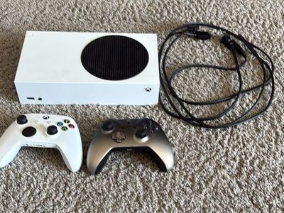Xbox Series S 512GB + 2 Controllers + HDMI & Power Cable