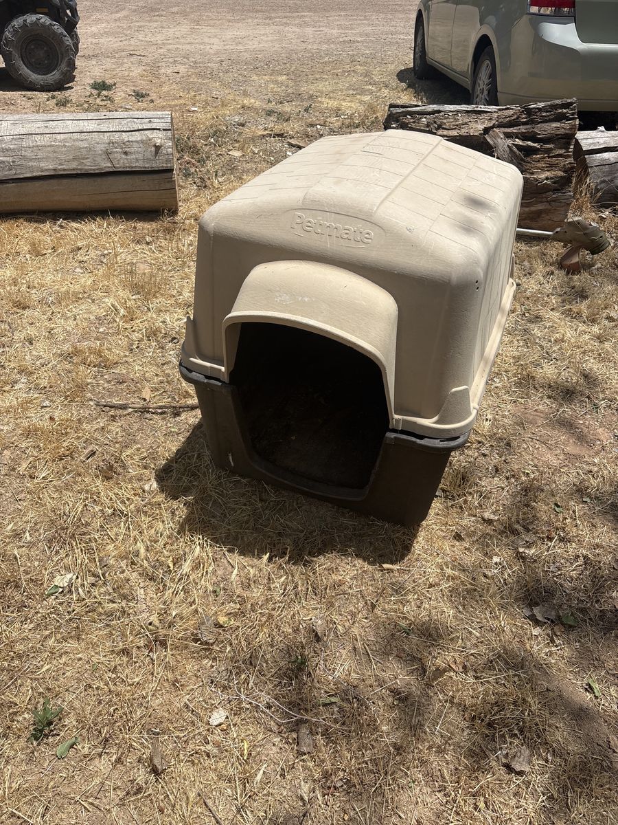 Petmate Outdoor Dog House - Durable Plastic Shelter for Medium to Large Dogs
