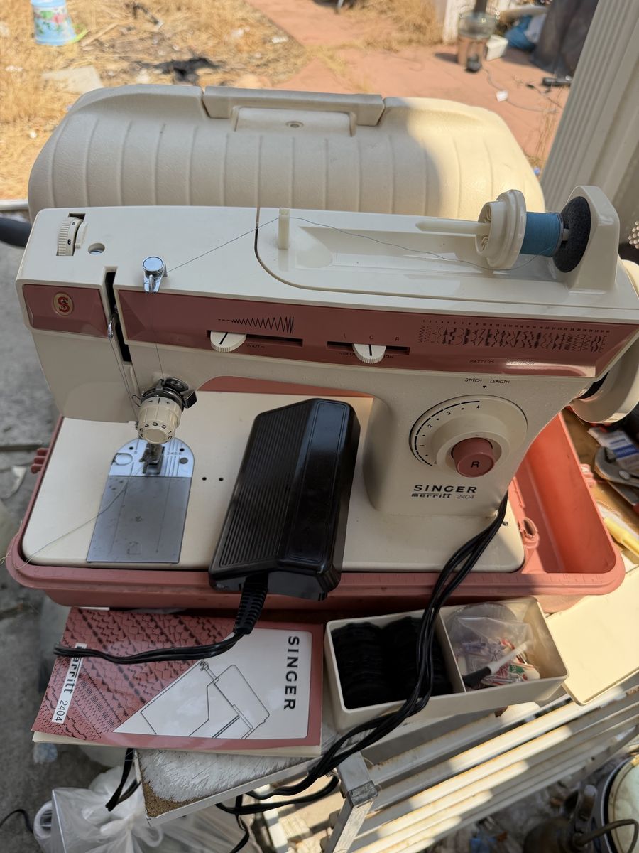 Singer Merritt 2404 Sewing Machine with Case, Foot Pedal, Manual & Cams