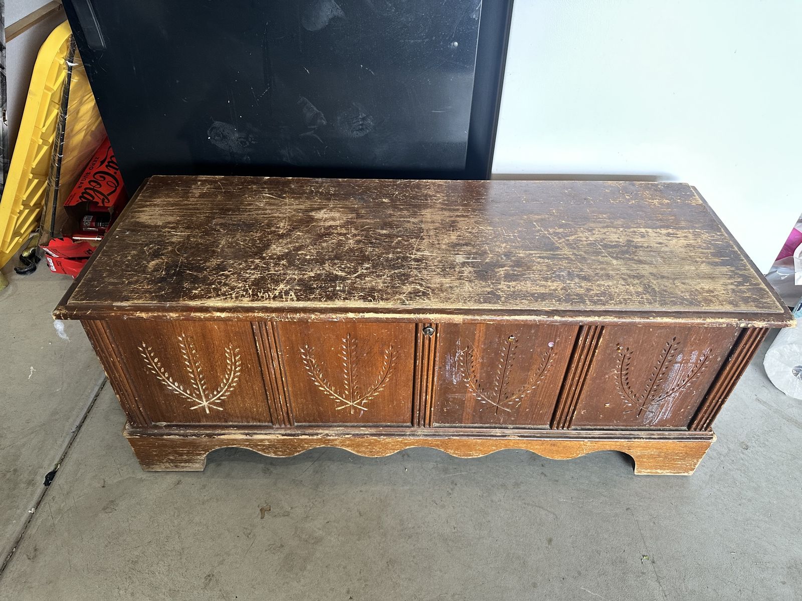 Vintage Lane Wood Cedar Chest