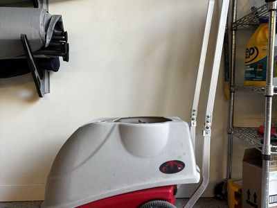 Lobster tennis ball machine