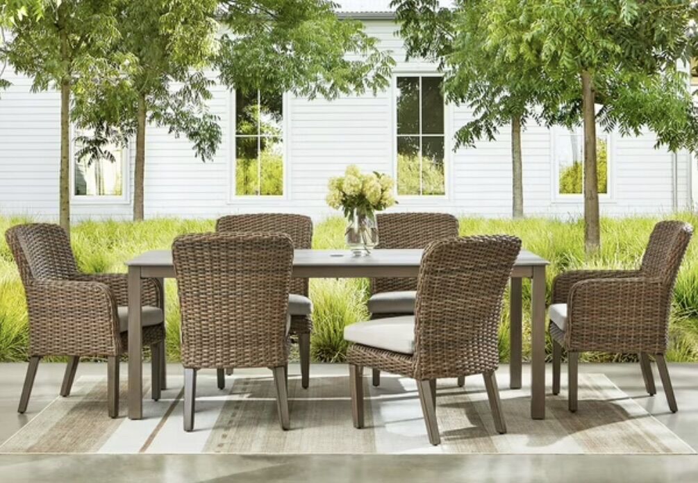 Brexley Dining Set w/ Sunbrella Fabric