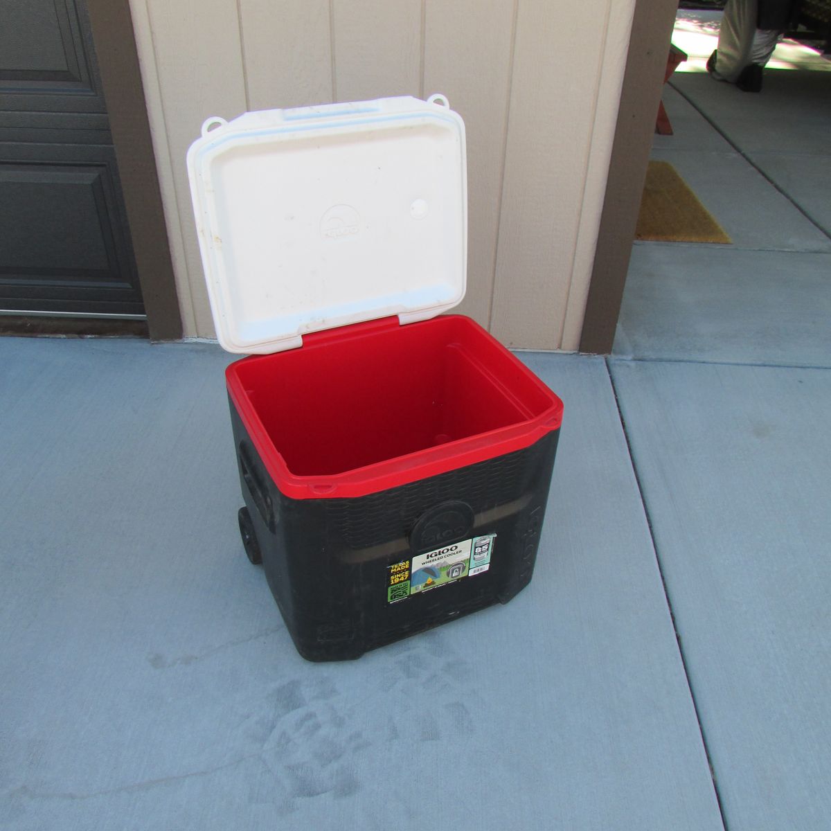 Igloo 52 Qrt Ice Chest Cooler W/ Wheels  Like New!