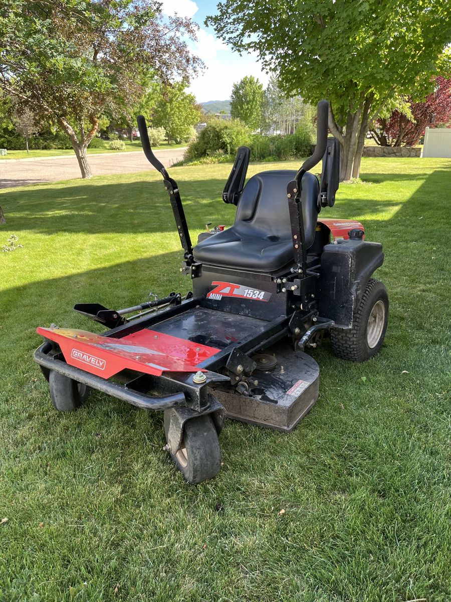 Gravely ZT 1534 Zero-Turn Mower