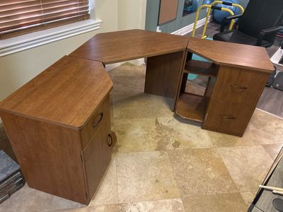 Spacious L-Shaped Corner Desk with Drawers & Shelves - Ideal for Home Office
