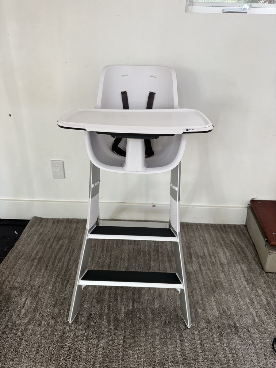 4Moms High Chair in White with Tray and Safety Harness