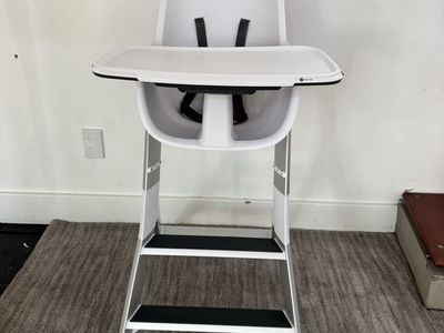 4Moms High Chair in White with Tray and Safety Harness