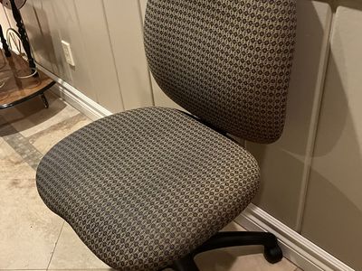 Swivel desk chair